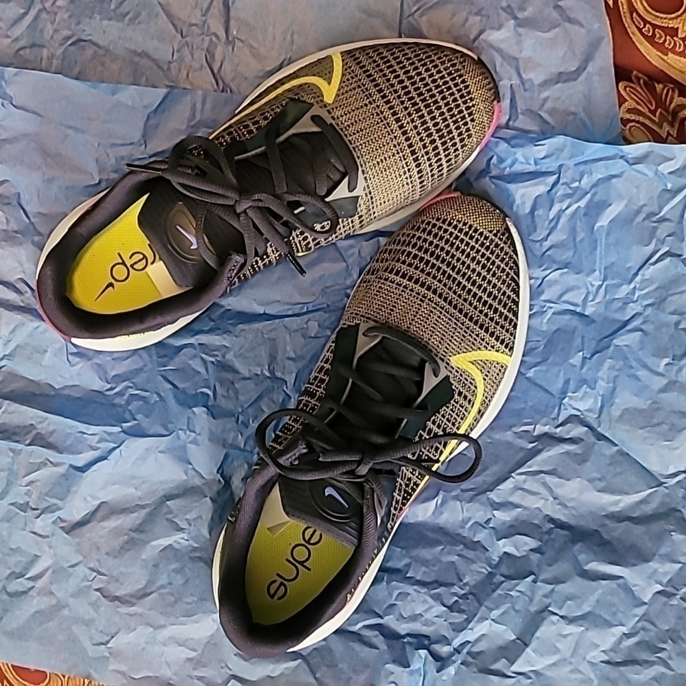 NIKE - Picture 3 of 6